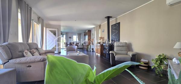 🏡 20 ANS DE BONHEUR… ET SI C’ÉTAIT À VOUS ? ❤️

À 12' de Gignac, située à Puilacher, découvrez cette Villa de PLAIN-PIED où l’on respire…163 m² posée sur 1500 m² de terrain.

Aucun regard indiscret, une piscine en retrait et une maison en parfait état.
✨ Une belle pièce de vie 54 m² orientée vers sa TERRASSE de 40m².
🍽️ Une cuisine ouverte de 25 m².
🛏️ Une suite parentale + 2 chambres (4 possible).
🏊‍♀️ Une piscine totalement à l’abri des regards, au sel, chauffée et sécurisée. Un Pool House et son four à Pizzas!
🌿 Des extérieurs et des espaces thématiques pour profiter pleinement du soleil, une vraie parenthèse de DOUCEUR et CAMPAGNE!
🏠 Une dépendance attenante avec séjour/cuisine, chambre, salle de douche et wc.

Et le petit + qui peut faire toute la différence :
👉 Ce potentiel de revenu locatif grâce à la dépendance… ou au GARAGE transformable, avec en plus de nombreuses possibilités de stationnement sur la propriété.

Une maison construite il y a 20 ans, entretenue avec soin, qui propose QUIETUDE-JOLIE VUE et dédiée aux AMOUREUX de la NATURE.

Elle attend maintenant sa prochaine histoire. ❤️

IDEAL FAMILLE , PROJET INTERGENERATIONNEL ou et  PROFESSION LIBERALE

Vidéo à disposition et à visiter rapidement sur financement validé.
