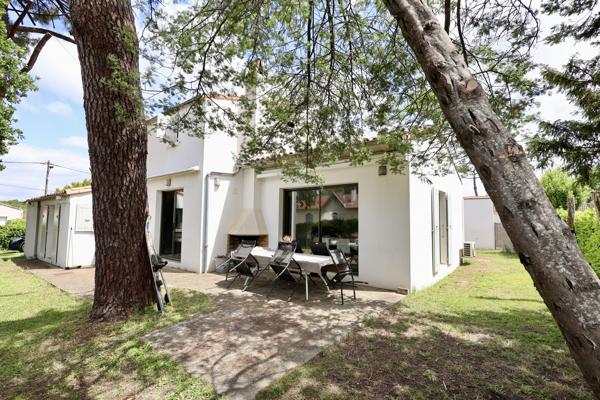 A deux pas de la plage : Maison d'exception bordée de pins
