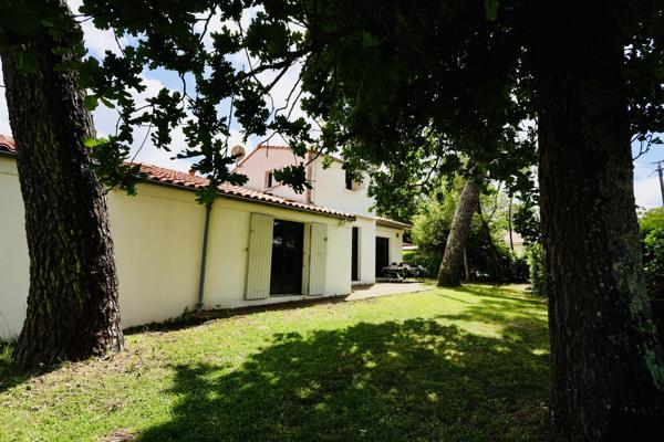 A deux pas de la plage : Maison d'exception bordée de pins