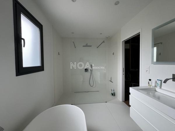 Villa basquaise rénovée, avec piscine chauffée