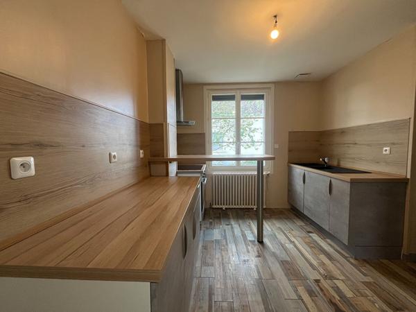 Maison 4 pièces à louer à Dangé Saint Romain - Jardin et garage