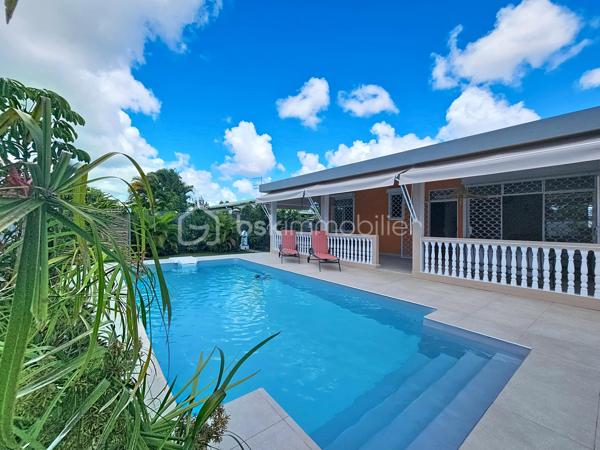 Delphine MIRANDA pour BSK Immobilier 
Saint François , secteur Bois de Vipart, au sein du triangle d'or des axes Sainte Anne / Saint François / Le Moule, je vous propose cette jolie villa rénovée de 136 m2 (surface utile 186,60 avec garage et  atelier) édifiée sur deux niveaux sur une parcelle de 1090 m2, dans un environnement résidentiel au calme.
Entrée par portail motorisé, un garage fermé de 17,50 m2 est à votre disposition pour abriter votre véhicule .
A l'avant de la maison une grande terrasse abritée dotée de stores  propose un coin salon extérieur exposé côté piscine ( de dimension 3,5 x 8,5, filtration au chlore).
Un grand salon séjour climatisé de 52 m2 offre une belle pièce de vie , attenant vous trouverez une cuisine aménagée et équipée avec un grand cellier buanderie et un accès terrasse abritant une pergola bioclimatique pour profiter d'un coin repas avec vue dégagée sur le jardin arrière.
Pour la partie nuit, un dégagement dessert une salle d'eau toilettes, une chambre climatisée avec rangement , une première suite parentale climatisée avec placards  et sa salle de bains / toilettes, et une deuxième grande suite parentale climatisée de 31 m2 avec double dressing et un accès direct sur la galerie arrière de la maison et son jardin. Vous l'avez compris 3 chambres pour 3 salles de bains vous sont proposés.
Une galerie abritée dessert l'arrière de la maison et plusieurs accès au jardin. Ce dernier est entièrement clôturé, entretenu avec soin et paysagé avec de nombreux fruitiers et plantations.
En souplex sous la terrasse un espace de 30 m2 a été aménagé en atelier , eau et électricité sont raccordées, libre à vous d'en changer la destination avec l'aménagement d'un studio ou d'un local / bureau pour une activité libérale .
Ce bien bénéficie également d'un accès indépendant, offrant la possibilité d'exercer l'une de ces activités tout en préservant la tranquillité de sa vie privée.

Forte de ses volumes et de son aménagement , cette maison a encore de nombreux atouts à offrir à savoir : 
- l'installation de panneaux photovoltaïques offrant une autonomie électrique
- une citerne tampon de 3300 litres 
- une citerne enterrée de récupération d'eaux pluviales 10000 litres alimentant  toilettes, lave-linge et jardin.
- une toiture refaite à neuf 
- un assainissement neuf avec conformité (microstation)
- vendue meublée clé en main 

Pour de plus amples informations, échanger sur votre projet , accéder à la vidéo du bien, positionner une visite n'hésitez pas à me contacter , merci de privilégier l'appel ou message par whatSapp.
