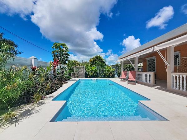 Delphine MIRANDA pour BSK Immobilier 
Saint François , secteur Bois de Vipart, au sein du triangle d'or des axes Sainte Anne / Saint François / Le Moule, je vous propose cette jolie villa rénovée de 136 m2 (surface utile 186,60 avec garage et  atelier) édifiée sur deux niveaux sur une parcelle de 1090 m2, dans un environnement résidentiel au calme.
Entrée par portail motorisé, un garage fermé de 17,50 m2 est à votre disposition pour abriter votre véhicule .
A l'avant de la maison une grande terrasse abritée dotée de stores  propose un coin salon extérieur exposé côté piscine ( de dimension 3,5 x 8,5, filtration au chlore).
Un grand salon séjour climatisé de 52 m2 offre une belle pièce de vie , attenant vous trouverez une cuisine aménagée et équipée avec un grand cellier buanderie et un accès terrasse abritant une pergola bioclimatique pour profiter d'un coin repas avec vue dégagée sur le jardin arrière.
Pour la partie nuit, un dégagement dessert une salle d'eau toilettes, une chambre climatisée avec rangement , une première suite parentale climatisée avec placards  et sa salle de bains / toilettes, et une deuxième grande suite parentale climatisée de 31 m2 avec double dressing et un accès direct sur la galerie arrière de la maison et son jardin. Vous l'avez compris 3 chambres pour 3 salles de bains vous sont proposés.
Une galerie abritée dessert l'arrière de la maison et plusieurs accès au jardin. Ce dernier est entièrement clôturé, entretenu avec soin et paysagé avec de nombreux fruitiers et plantations.
En souplex sous la terrasse un espace de 30 m2 a été aménagé en atelier , eau et électricité sont raccordées, libre à vous d'en changer la destination avec l'aménagement d'un studio ou d'un local / bureau pour une activité libérale .
Ce bien bénéficie également d'un accès indépendant, offrant la possibilité d'exercer l'une de ces activités tout en préservant la tranquillité de sa vie privée.

Forte de ses volumes et de son aménagement , cette maison a encore de nombreux atouts à offrir à savoir : 
- l'installation de panneaux photovoltaïques offrant une autonomie électrique
- une citerne tampon de 3300 litres 
- une citerne enterrée de récupération d'eaux pluviales 10000 litres alimentant  toilettes, lave-linge et jardin.
- une toiture refaite à neuf 
- un assainissement neuf avec conformité (microstation)
- vendue meublée clé en main 

Pour de plus amples informations, échanger sur votre projet , accéder à la vidéo du bien, positionner une visite n'hésitez pas à me contacter , merci de privilégier l'appel ou message par whatSapp.