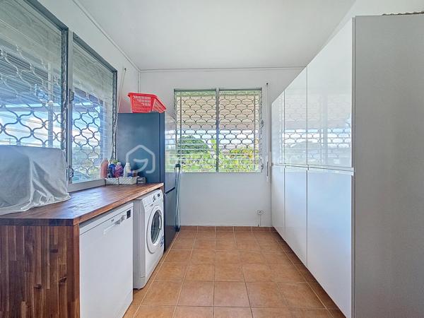 Delphine MIRANDA pour BSK Immobilier 
Saint François , secteur Bois de Vipart, au sein du triangle d'or des axes Sainte Anne / Saint François / Le Moule, je vous propose cette jolie villa rénovée de 136 m2 (surface utile 186,60 avec garage et  atelier) édifiée sur deux niveaux sur une parcelle de 1090 m2, dans un environnement résidentiel au calme.
Entrée par portail motorisé, un garage fermé de 17,50 m2 est à votre disposition pour abriter votre véhicule .
A l'avant de la maison une grande terrasse abritée dotée de stores  propose un coin salon extérieur exposé côté piscine ( de dimension 3,5 x 8,5, filtration au chlore).
Un grand salon séjour climatisé de 52 m2 offre une belle pièce de vie , attenant vous trouverez une cuisine aménagée et équipée avec un grand cellier buanderie et un accès terrasse abritant une pergola bioclimatique pour profiter d'un coin repas avec vue dégagée sur le jardin arrière.
Pour la partie nuit, un dégagement dessert une salle d'eau toilettes, une chambre climatisée avec rangement , une première suite parentale climatisée avec placards  et sa salle de bains / toilettes, et une deuxième grande suite parentale climatisée de 31 m2 avec double dressing et un accès direct sur la galerie arrière de la maison et son jardin. Vous l'avez compris 3 chambres pour 3 salles de bains vous sont proposés.
Une galerie abritée dessert l'arrière de la maison et plusieurs accès au jardin. Ce dernier est entièrement clôturé, entretenu avec soin et paysagé avec de nombreux fruitiers et plantations.
En souplex sous la terrasse un espace de 30 m2 a été aménagé en atelier , eau et électricité sont raccordées, libre à vous d'en changer la destination avec l'aménagement d'un studio ou d'un local / bureau pour une activité libérale .
Ce bien bénéficie également d'un accès indépendant, offrant la possibilité d'exercer l'une de ces activités tout en préservant la tranquillité de sa vie privée.

Forte de ses volumes et de son aménagement , cette maison a encore de nombreux atouts à offrir à savoir : 
- l'installation de panneaux photovoltaïques offrant une autonomie électrique
- une citerne tampon de 3300 litres 
- une citerne enterrée de récupération d'eaux pluviales 10000 litres alimentant  toilettes, lave-linge et jardin.
- une toiture refaite à neuf 
- un assainissement neuf avec conformité (microstation)
- vendue meublée clé en main 

Pour de plus amples informations, échanger sur votre projet , accéder à la vidéo du bien, positionner une visite n'hésitez pas à me contacter , merci de privilégier l'appel ou message par whatSapp.