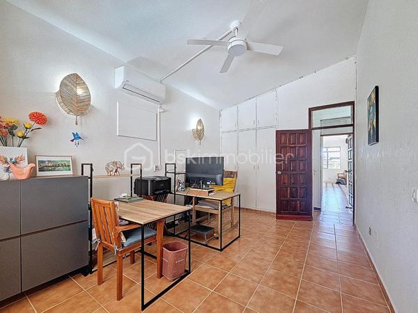 Delphine MIRANDA pour BSK Immobilier 
Saint François , secteur Bois de Vipart, au sein du triangle d'or des axes Sainte Anne / Saint François / Le Moule, je vous propose cette jolie villa rénovée de 136 m2 (surface utile 186,60 avec garage et  atelier) édifiée sur deux niveaux sur une parcelle de 1090 m2, dans un environnement résidentiel au calme.
Entrée par portail motorisé, un garage fermé de 17,50 m2 est à votre disposition pour abriter votre véhicule .
A l'avant de la maison une grande terrasse abritée dotée de stores  propose un coin salon extérieur exposé côté piscine ( de dimension 3,5 x 8,5, filtration au chlore).
Un grand salon séjour climatisé de 52 m2 offre une belle pièce de vie , attenant vous trouverez une cuisine aménagée et équipée avec un grand cellier buanderie et un accès terrasse abritant une pergola bioclimatique pour profiter d'un coin repas avec vue dégagée sur le jardin arrière.
Pour la partie nuit, un dégagement dessert une salle d'eau toilettes, une chambre climatisée avec rangement , une première suite parentale climatisée avec placards  et sa salle de bains / toilettes, et une deuxième grande suite parentale climatisée de 31 m2 avec double dressing et un accès direct sur la galerie arrière de la maison et son jardin. Vous l'avez compris 3 chambres pour 3 salles de bains vous sont proposés.
Une galerie abritée dessert l'arrière de la maison et plusieurs accès au jardin. Ce dernier est entièrement clôturé, entretenu avec soin et paysagé avec de nombreux fruitiers et plantations.
En souplex sous la terrasse un espace de 30 m2 a été aménagé en atelier , eau et électricité sont raccordées, libre à vous d'en changer la destination avec l'aménagement d'un studio ou d'un local / bureau pour une activité libérale .
Ce bien bénéficie également d'un accès indépendant, offrant la possibilité d'exercer l'une de ces activités tout en préservant la tranquillité de sa vie privée.

Forte de ses volumes et de son aménagement , cette maison a encore de nombreux atouts à offrir à savoir : 
- l'installation de panneaux photovoltaïques offrant une autonomie électrique
- une citerne tampon de 3300 litres 
- une citerne enterrée de récupération d'eaux pluviales 10000 litres alimentant  toilettes, lave-linge et jardin.
- une toiture refaite à neuf 
- un assainissement neuf avec conformité (microstation)
- vendue meublée clé en main 

Pour de plus amples informations, échanger sur votre projet , accéder à la vidéo du bien, positionner une visite n'hésitez pas à me contacter , merci de privilégier l'appel ou message par whatSapp.