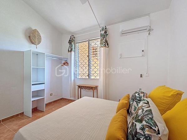 Delphine MIRANDA pour BSK Immobilier 
Saint François , secteur Bois de Vipart, au sein du triangle d'or des axes Sainte Anne / Saint François / Le Moule, je vous propose cette jolie villa rénovée de 136 m2 (surface utile 186,60 avec garage et  atelier) édifiée sur deux niveaux sur une parcelle de 1090 m2, dans un environnement résidentiel au calme.
Entrée par portail motorisé, un garage fermé de 17,50 m2 est à votre disposition pour abriter votre véhicule .
A l'avant de la maison une grande terrasse abritée dotée de stores  propose un coin salon extérieur exposé côté piscine ( de dimension 3,5 x 8,5, filtration au chlore).
Un grand salon séjour climatisé de 52 m2 offre une belle pièce de vie , attenant vous trouverez une cuisine aménagée et équipée avec un grand cellier buanderie et un accès terrasse abritant une pergola bioclimatique pour profiter d'un coin repas avec vue dégagée sur le jardin arrière.
Pour la partie nuit, un dégagement dessert une salle d'eau toilettes, une chambre climatisée avec rangement , une première suite parentale climatisée avec placards  et sa salle de bains / toilettes, et une deuxième grande suite parentale climatisée de 31 m2 avec double dressing et un accès direct sur la galerie arrière de la maison et son jardin. Vous l'avez compris 3 chambres pour 3 salles de bains vous sont proposés.
Une galerie abritée dessert l'arrière de la maison et plusieurs accès au jardin. Ce dernier est entièrement clôturé, entretenu avec soin et paysagé avec de nombreux fruitiers et plantations.
En souplex sous la terrasse un espace de 30 m2 a été aménagé en atelier , eau et électricité sont raccordées, libre à vous d'en changer la destination avec l'aménagement d'un studio ou d'un local / bureau pour une activité libérale .
Ce bien bénéficie également d'un accès indépendant, offrant la possibilité d'exercer l'une de ces activités tout en préservant la tranquillité de sa vie privée.

Forte de ses volumes et de son aménagement , cette maison a encore de nombreux atouts à offrir à savoir : 
- l'installation de panneaux photovoltaïques offrant une autonomie électrique
- une citerne tampon de 3300 litres 
- une citerne enterrée de récupération d'eaux pluviales 10000 litres alimentant  toilettes, lave-linge et jardin.
- une toiture refaite à neuf 
- un assainissement neuf avec conformité (microstation)
- vendue meublée clé en main 

Pour de plus amples informations, échanger sur votre projet , accéder à la vidéo du bien, positionner une visite n'hésitez pas à me contacter , merci de privilégier l'appel ou message par whatSapp.