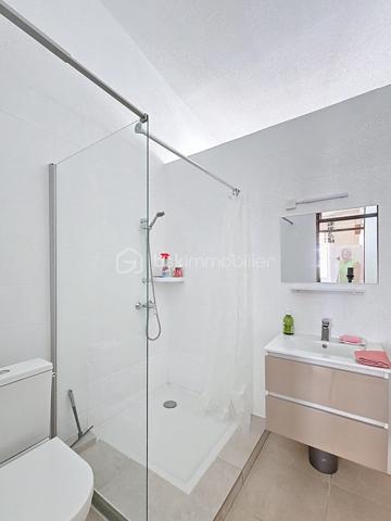 Delphine MIRANDA pour BSK Immobilier 
Saint François , secteur Bois de Vipart, au sein du triangle d'or des axes Sainte Anne / Saint François / Le Moule, je vous propose cette jolie villa rénovée de 136 m2 (surface utile 186,60 avec garage et  atelier) édifiée sur deux niveaux sur une parcelle de 1090 m2, dans un environnement résidentiel au calme.
Entrée par portail motorisé, un garage fermé de 17,50 m2 est à votre disposition pour abriter votre véhicule .
A l'avant de la maison une grande terrasse abritée dotée de stores  propose un coin salon extérieur exposé côté piscine ( de dimension 3,5 x 8,5, filtration au chlore).
Un grand salon séjour climatisé de 52 m2 offre une belle pièce de vie , attenant vous trouverez une cuisine aménagée et équipée avec un grand cellier buanderie et un accès terrasse abritant une pergola bioclimatique pour profiter d'un coin repas avec vue dégagée sur le jardin arrière.
Pour la partie nuit, un dégagement dessert une salle d'eau toilettes, une chambre climatisée avec rangement , une première suite parentale climatisée avec placards  et sa salle de bains / toilettes, et une deuxième grande suite parentale climatisée de 31 m2 avec double dressing et un accès direct sur la galerie arrière de la maison et son jardin. Vous l'avez compris 3 chambres pour 3 salles de bains vous sont proposés.
Une galerie abritée dessert l'arrière de la maison et plusieurs accès au jardin. Ce dernier est entièrement clôturé, entretenu avec soin et paysagé avec de nombreux fruitiers et plantations.
En souplex sous la terrasse un espace de 30 m2 a été aménagé en atelier , eau et électricité sont raccordées, libre à vous d'en changer la destination avec l'aménagement d'un studio ou d'un local / bureau pour une activité libérale .
Ce bien bénéficie également d'un accès indépendant, offrant la possibilité d'exercer l'une de ces activités tout en préservant la tranquillité de sa vie privée.

Forte de ses volumes et de son aménagement , cette maison a encore de nombreux atouts à offrir à savoir : 
- l'installation de panneaux photovoltaïques offrant une autonomie électrique
- une citerne tampon de 3300 litres 
- une citerne enterrée de récupération d'eaux pluviales 10000 litres alimentant  toilettes, lave-linge et jardin.
- une toiture refaite à neuf 
- un assainissement neuf avec conformité (microstation)
- vendue meublée clé en main 

Pour de plus amples informations, échanger sur votre projet , accéder à la vidéo du bien, positionner une visite n'hésitez pas à me contacter , merci de privilégier l'appel ou message par whatSapp.