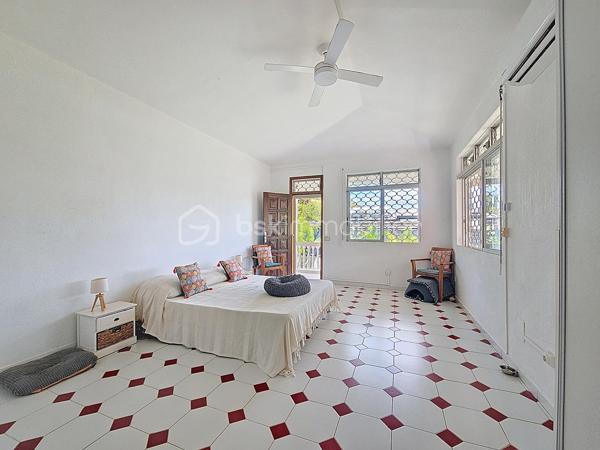 Delphine MIRANDA pour BSK Immobilier 
Saint François , secteur Bois de Vipart, au sein du triangle d'or des axes Sainte Anne / Saint François / Le Moule, je vous propose cette jolie villa rénovée de 136 m2 (surface utile 186,60 avec garage et  atelier) édifiée sur deux niveaux sur une parcelle de 1090 m2, dans un environnement résidentiel au calme.
Entrée par portail motorisé, un garage fermé de 17,50 m2 est à votre disposition pour abriter votre véhicule .
A l'avant de la maison une grande terrasse abritée dotée de stores  propose un coin salon extérieur exposé côté piscine ( de dimension 3,5 x 8,5, filtration au chlore).
Un grand salon séjour climatisé de 52 m2 offre une belle pièce de vie , attenant vous trouverez une cuisine aménagée et équipée avec un grand cellier buanderie et un accès terrasse abritant une pergola bioclimatique pour profiter d'un coin repas avec vue dégagée sur le jardin arrière.
Pour la partie nuit, un dégagement dessert une salle d'eau toilettes, une chambre climatisée avec rangement , une première suite parentale climatisée avec placards  et sa salle de bains / toilettes, et une deuxième grande suite parentale climatisée de 31 m2 avec double dressing et un accès direct sur la galerie arrière de la maison et son jardin. Vous l'avez compris 3 chambres pour 3 salles de bains vous sont proposés.
Une galerie abritée dessert l'arrière de la maison et plusieurs accès au jardin. Ce dernier est entièrement clôturé, entretenu avec soin et paysagé avec de nombreux fruitiers et plantations.
En souplex sous la terrasse un espace de 30 m2 a été aménagé en atelier , eau et électricité sont raccordées, libre à vous d'en changer la destination avec l'aménagement d'un studio ou d'un local / bureau pour une activité libérale .
Ce bien bénéficie également d'un accès indépendant, offrant la possibilité d'exercer l'une de ces activités tout en préservant la tranquillité de sa vie privée.

Forte de ses volumes et de son aménagement , cette maison a encore de nombreux atouts à offrir à savoir : 
- l'installation de panneaux photovoltaïques offrant une autonomie électrique
- une citerne tampon de 3300 litres 
- une citerne enterrée de récupération d'eaux pluviales 10000 litres alimentant  toilettes, lave-linge et jardin.
- une toiture refaite à neuf 
- un assainissement neuf avec conformité (microstation)
- vendue meublée clé en main 

Pour de plus amples informations, échanger sur votre projet , accéder à la vidéo du bien, positionner une visite n'hésitez pas à me contacter , merci de privilégier l'appel ou message par whatSapp.