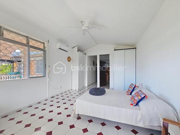 Delphine MIRANDA pour BSK Immobilier 
Saint François , secteur Bois de Vipart, au sein du triangle d'or des axes Sainte Anne / Saint François / Le Moule, je vous propose cette jolie villa rénovée de 136 m2 (surface utile 186,60 avec garage et  atelier) édifiée sur deux niveaux sur une parcelle de 1090 m2, dans un environnement résidentiel au calme.
Entrée par portail motorisé, un garage fermé de 17,50 m2 est à votre disposition pour abriter votre véhicule .
A l'avant de la maison une grande terrasse abritée dotée de stores  propose un coin salon extérieur exposé côté piscine ( de dimension 3,5 x 8,5, filtration au chlore).
Un grand salon séjour climatisé de 52 m2 offre une belle pièce de vie , attenant vous trouverez une cuisine aménagée et équipée avec un grand cellier buanderie et un accès terrasse abritant une pergola bioclimatique pour profiter d'un coin repas avec vue dégagée sur le jardin arrière.
Pour la partie nuit, un dégagement dessert une salle d'eau toilettes, une chambre climatisée avec rangement , une première suite parentale climatisée avec placards  et sa salle de bains / toilettes, et une deuxième grande suite parentale climatisée de 31 m2 avec double dressing et un accès direct sur la galerie arrière de la maison et son jardin. Vous l'avez compris 3 chambres pour 3 salles de bains vous sont proposés.
Une galerie abritée dessert l'arrière de la maison et plusieurs accès au jardin. Ce dernier est entièrement clôturé, entretenu avec soin et paysagé avec de nombreux fruitiers et plantations.
En souplex sous la terrasse un espace de 30 m2 a été aménagé en atelier , eau et électricité sont raccordées, libre à vous d'en changer la destination avec l'aménagement d'un studio ou d'un local / bureau pour une activité libérale .
Ce bien bénéficie également d'un accès indépendant, offrant la possibilité d'exercer l'une de ces activités tout en préservant la tranquillité de sa vie privée.

Forte de ses volumes et de son aménagement , cette maison a encore de nombreux atouts à offrir à savoir : 
- l'installation de panneaux photovoltaïques offrant une autonomie électrique
- une citerne tampon de 3300 litres 
- une citerne enterrée de récupération d'eaux pluviales 10000 litres alimentant  toilettes, lave-linge et jardin.
- une toiture refaite à neuf 
- un assainissement neuf avec conformité (microstation)
- vendue meublée clé en main 

Pour de plus amples informations, échanger sur votre projet , accéder à la vidéo du bien, positionner une visite n'hésitez pas à me contacter , merci de privilégier l'appel ou message par whatSapp.