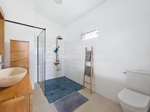 Delphine MIRANDA pour BSK Immobilier 
Saint François , secteur Bois de Vipart, au sein du triangle d'or des axes Sainte Anne / Saint François / Le Moule, je vous propose cette jolie villa rénovée de 136 m2 (surface utile 186,60 avec garage et  atelier) édifiée sur deux niveaux sur une parcelle de 1090 m2, dans un environnement résidentiel au calme.
Entrée par portail motorisé, un garage fermé de 17,50 m2 est à votre disposition pour abriter votre véhicule .
A l'avant de la maison une grande terrasse abritée dotée de stores  propose un coin salon extérieur exposé côté piscine ( de dimension 3,5 x 8,5, filtration au chlore).
Un grand salon séjour climatisé de 52 m2 offre une belle pièce de vie , attenant vous trouverez une cuisine aménagée et équipée avec un grand cellier buanderie et un accès terrasse abritant une pergola bioclimatique pour profiter d'un coin repas avec vue dégagée sur le jardin arrière.
Pour la partie nuit, un dégagement dessert une salle d'eau toilettes, une chambre climatisée avec rangement , une première suite parentale climatisée avec placards  et sa salle de bains / toilettes, et une deuxième grande suite parentale climatisée de 31 m2 avec double dressing et un accès direct sur la galerie arrière de la maison et son jardin. Vous l'avez compris 3 chambres pour 3 salles de bains vous sont proposés.
Une galerie abritée dessert l'arrière de la maison et plusieurs accès au jardin. Ce dernier est entièrement clôturé, entretenu avec soin et paysagé avec de nombreux fruitiers et plantations.
En souplex sous la terrasse un espace de 30 m2 a été aménagé en atelier , eau et électricité sont raccordées, libre à vous d'en changer la destination avec l'aménagement d'un studio ou d'un local / bureau pour une activité libérale .
Ce bien bénéficie également d'un accès indépendant, offrant la possibilité d'exercer l'une de ces activités tout en préservant la tranquillité de sa vie privée.

Forte de ses volumes et de son aménagement , cette maison a encore de nombreux atouts à offrir à savoir : 
- l'installation de panneaux photovoltaïques offrant une autonomie électrique
- une citerne tampon de 3300 litres 
- une citerne enterrée de récupération d'eaux pluviales 10000 litres alimentant  toilettes, lave-linge et jardin.
- une toiture refaite à neuf 
- un assainissement neuf avec conformité (microstation)
- vendue meublée clé en main 

Pour de plus amples informations, échanger sur votre projet , accéder à la vidéo du bien, positionner une visite n'hésitez pas à me contacter , merci de privilégier l'appel ou message par whatSapp.