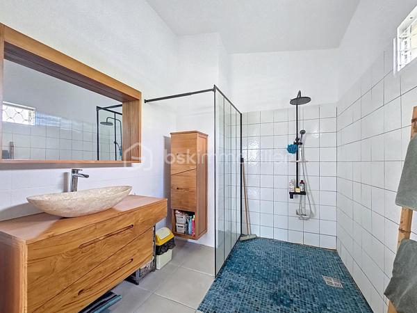 Delphine MIRANDA pour BSK Immobilier 
Saint François , secteur Bois de Vipart, au sein du triangle d'or des axes Sainte Anne / Saint François / Le Moule, je vous propose cette jolie villa rénovée de 136 m2 (surface utile 186,60 avec garage et  atelier) édifiée sur deux niveaux sur une parcelle de 1090 m2, dans un environnement résidentiel au calme.
Entrée par portail motorisé, un garage fermé de 17,50 m2 est à votre disposition pour abriter votre véhicule .
A l'avant de la maison une grande terrasse abritée dotée de stores  propose un coin salon extérieur exposé côté piscine ( de dimension 3,5 x 8,5, filtration au chlore).
Un grand salon séjour climatisé de 52 m2 offre une belle pièce de vie , attenant vous trouverez une cuisine aménagée et équipée avec un grand cellier buanderie et un accès terrasse abritant une pergola bioclimatique pour profiter d'un coin repas avec vue dégagée sur le jardin arrière.
Pour la partie nuit, un dégagement dessert une salle d'eau toilettes, une chambre climatisée avec rangement , une première suite parentale climatisée avec placards  et sa salle de bains / toilettes, et une deuxième grande suite parentale climatisée de 31 m2 avec double dressing et un accès direct sur la galerie arrière de la maison et son jardin. Vous l'avez compris 3 chambres pour 3 salles de bains vous sont proposés.
Une galerie abritée dessert l'arrière de la maison et plusieurs accès au jardin. Ce dernier est entièrement clôturé, entretenu avec soin et paysagé avec de nombreux fruitiers et plantations.
En souplex sous la terrasse un espace de 30 m2 a été aménagé en atelier , eau et électricité sont raccordées, libre à vous d'en changer la destination avec l'aménagement d'un studio ou d'un local / bureau pour une activité libérale .
Ce bien bénéficie également d'un accès indépendant, offrant la possibilité d'exercer l'une de ces activités tout en préservant la tranquillité de sa vie privée.

Forte de ses volumes et de son aménagement , cette maison a encore de nombreux atouts à offrir à savoir : 
- l'installation de panneaux photovoltaïques offrant une autonomie électrique
- une citerne tampon de 3300 litres 
- une citerne enterrée de récupération d'eaux pluviales 10000 litres alimentant  toilettes, lave-linge et jardin.
- une toiture refaite à neuf 
- un assainissement neuf avec conformité (microstation)
- vendue meublée clé en main 

Pour de plus amples informations, échanger sur votre projet , accéder à la vidéo du bien, positionner une visite n'hésitez pas à me contacter , merci de privilégier l'appel ou message par whatSapp.