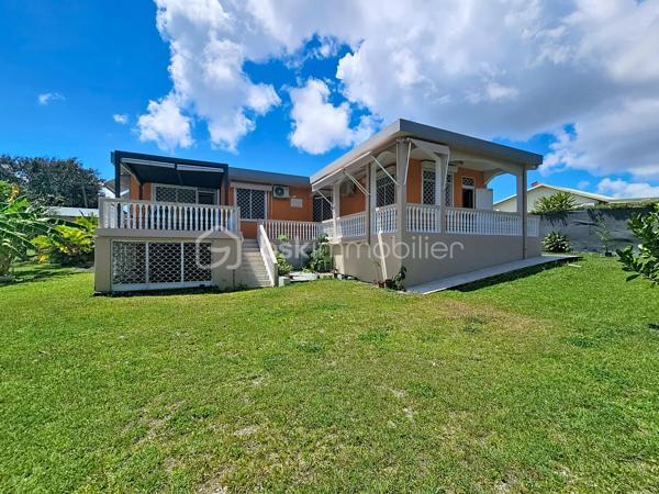 Delphine MIRANDA pour BSK Immobilier 
Saint François , secteur Bois de Vipart, au sein du triangle d'or des axes Sainte Anne / Saint François / Le Moule, je vous propose cette jolie villa rénovée de 136 m2 (surface utile 186,60 avec garage et  atelier) édifiée sur deux niveaux sur une parcelle de 1090 m2, dans un environnement résidentiel au calme.
Entrée par portail motorisé, un garage fermé de 17,50 m2 est à votre disposition pour abriter votre véhicule .
A l'avant de la maison une grande terrasse abritée dotée de stores  propose un coin salon extérieur exposé côté piscine ( de dimension 3,5 x 8,5, filtration au chlore).
Un grand salon séjour climatisé de 52 m2 offre une belle pièce de vie , attenant vous trouverez une cuisine aménagée et équipée avec un grand cellier buanderie et un accès terrasse abritant une pergola bioclimatique pour profiter d'un coin repas avec vue dégagée sur le jardin arrière.
Pour la partie nuit, un dégagement dessert une salle d'eau toilettes, une chambre climatisée avec rangement , une première suite parentale climatisée avec placards  et sa salle de bains / toilettes, et une deuxième grande suite parentale climatisée de 31 m2 avec double dressing et un accès direct sur la galerie arrière de la maison et son jardin. Vous l'avez compris 3 chambres pour 3 salles de bains vous sont proposés.
Une galerie abritée dessert l'arrière de la maison et plusieurs accès au jardin. Ce dernier est entièrement clôturé, entretenu avec soin et paysagé avec de nombreux fruitiers et plantations.
En souplex sous la terrasse un espace de 30 m2 a été aménagé en atelier , eau et électricité sont raccordées, libre à vous d'en changer la destination avec l'aménagement d'un studio ou d'un local / bureau pour une activité libérale .
Ce bien bénéficie également d'un accès indépendant, offrant la possibilité d'exercer l'une de ces activités tout en préservant la tranquillité de sa vie privée.

Forte de ses volumes et de son aménagement , cette maison a encore de nombreux atouts à offrir à savoir : 
- l'installation de panneaux photovoltaïques offrant une autonomie électrique
- une citerne tampon de 3300 litres 
- une citerne enterrée de récupération d'eaux pluviales 10000 litres alimentant  toilettes, lave-linge et jardin.
- une toiture refaite à neuf 
- un assainissement neuf avec conformité (microstation)
- vendue meublée clé en main 

Pour de plus amples informations, échanger sur votre projet , accéder à la vidéo du bien, positionner une visite n'hésitez pas à me contacter , merci de privilégier l'appel ou message par whatSapp.