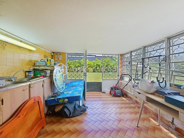 Delphine MIRANDA pour BSK Immobilier 
Saint François , secteur Bois de Vipart, au sein du triangle d'or des axes Sainte Anne / Saint François / Le Moule, je vous propose cette jolie villa rénovée de 136 m2 (surface utile 186,60 avec garage et  atelier) édifiée sur deux niveaux sur une parcelle de 1090 m2, dans un environnement résidentiel au calme.
Entrée par portail motorisé, un garage fermé de 17,50 m2 est à votre disposition pour abriter votre véhicule .
A l'avant de la maison une grande terrasse abritée dotée de stores  propose un coin salon extérieur exposé côté piscine ( de dimension 3,5 x 8,5, filtration au chlore).
Un grand salon séjour climatisé de 52 m2 offre une belle pièce de vie , attenant vous trouverez une cuisine aménagée et équipée avec un grand cellier buanderie et un accès terrasse abritant une pergola bioclimatique pour profiter d'un coin repas avec vue dégagée sur le jardin arrière.
Pour la partie nuit, un dégagement dessert une salle d'eau toilettes, une chambre climatisée avec rangement , une première suite parentale climatisée avec placards  et sa salle de bains / toilettes, et une deuxième grande suite parentale climatisée de 31 m2 avec double dressing et un accès direct sur la galerie arrière de la maison et son jardin. Vous l'avez compris 3 chambres pour 3 salles de bains vous sont proposés.
Une galerie abritée dessert l'arrière de la maison et plusieurs accès au jardin. Ce dernier est entièrement clôturé, entretenu avec soin et paysagé avec de nombreux fruitiers et plantations.
En souplex sous la terrasse un espace de 30 m2 a été aménagé en atelier , eau et électricité sont raccordées, libre à vous d'en changer la destination avec l'aménagement d'un studio ou d'un local / bureau pour une activité libérale .
Ce bien bénéficie également d'un accès indépendant, offrant la possibilité d'exercer l'une de ces activités tout en préservant la tranquillité de sa vie privée.

Forte de ses volumes et de son aménagement , cette maison a encore de nombreux atouts à offrir à savoir : 
- l'installation de panneaux photovoltaïques offrant une autonomie électrique
- une citerne tampon de 3300 litres 
- une citerne enterrée de récupération d'eaux pluviales 10000 litres alimentant  toilettes, lave-linge et jardin.
- une toiture refaite à neuf 
- un assainissement neuf avec conformité (microstation)
- vendue meublée clé en main 

Pour de plus amples informations, échanger sur votre projet , accéder à la vidéo du bien, positionner une visite n'hésitez pas à me contacter , merci de privilégier l'appel ou message par whatSapp.