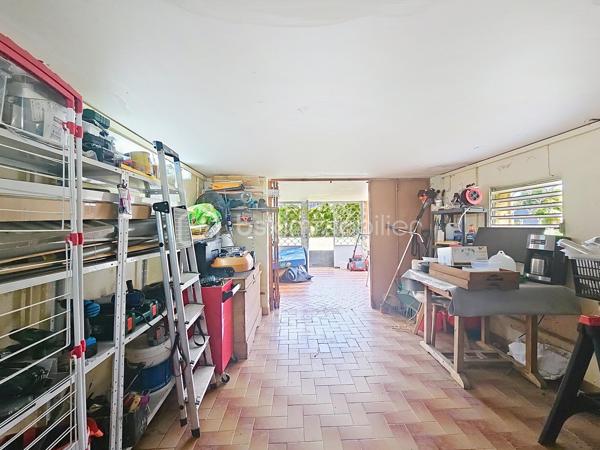 Delphine MIRANDA pour BSK Immobilier 
Saint François , secteur Bois de Vipart, au sein du triangle d'or des axes Sainte Anne / Saint François / Le Moule, je vous propose cette jolie villa rénovée de 136 m2 (surface utile 186,60 avec garage et  atelier) édifiée sur deux niveaux sur une parcelle de 1090 m2, dans un environnement résidentiel au calme.
Entrée par portail motorisé, un garage fermé de 17,50 m2 est à votre disposition pour abriter votre véhicule .
A l'avant de la maison une grande terrasse abritée dotée de stores  propose un coin salon extérieur exposé côté piscine ( de dimension 3,5 x 8,5, filtration au chlore).
Un grand salon séjour climatisé de 52 m2 offre une belle pièce de vie , attenant vous trouverez une cuisine aménagée et équipée avec un grand cellier buanderie et un accès terrasse abritant une pergola bioclimatique pour profiter d'un coin repas avec vue dégagée sur le jardin arrière.
Pour la partie nuit, un dégagement dessert une salle d'eau toilettes, une chambre climatisée avec rangement , une première suite parentale climatisée avec placards  et sa salle de bains / toilettes, et une deuxième grande suite parentale climatisée de 31 m2 avec double dressing et un accès direct sur la galerie arrière de la maison et son jardin. Vous l'avez compris 3 chambres pour 3 salles de bains vous sont proposés.
Une galerie abritée dessert l'arrière de la maison et plusieurs accès au jardin. Ce dernier est entièrement clôturé, entretenu avec soin et paysagé avec de nombreux fruitiers et plantations.
En souplex sous la terrasse un espace de 30 m2 a été aménagé en atelier , eau et électricité sont raccordées, libre à vous d'en changer la destination avec l'aménagement d'un studio ou d'un local / bureau pour une activité libérale .
Ce bien bénéficie également d'un accès indépendant, offrant la possibilité d'exercer l'une de ces activités tout en préservant la tranquillité de sa vie privée.

Forte de ses volumes et de son aménagement , cette maison a encore de nombreux atouts à offrir à savoir : 
- l'installation de panneaux photovoltaïques offrant une autonomie électrique
- une citerne tampon de 3300 litres 
- une citerne enterrée de récupération d'eaux pluviales 10000 litres alimentant  toilettes, lave-linge et jardin.
- une toiture refaite à neuf 
- un assainissement neuf avec conformité (microstation)
- vendue meublée clé en main 

Pour de plus amples informations, échanger sur votre projet , accéder à la vidéo du bien, positionner une visite n'hésitez pas à me contacter , merci de privilégier l'appel ou message par whatSapp.