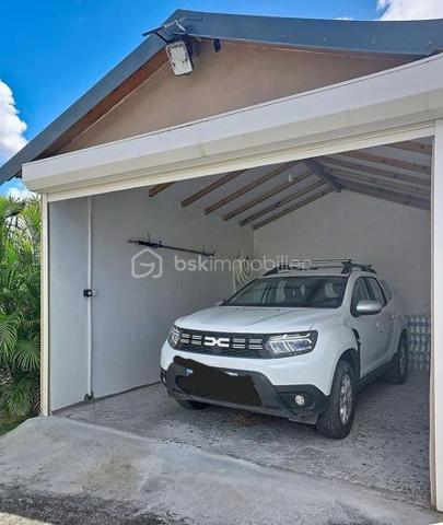 Delphine MIRANDA pour BSK Immobilier 
Saint François , secteur Bois de Vipart, au sein du triangle d'or des axes Sainte Anne / Saint François / Le Moule, je vous propose cette jolie villa rénovée de 136 m2 (surface utile 186,60 avec garage et  atelier) édifiée sur deux niveaux sur une parcelle de 1090 m2, dans un environnement résidentiel au calme.
Entrée par portail motorisé, un garage fermé de 17,50 m2 est à votre disposition pour abriter votre véhicule .
A l'avant de la maison une grande terrasse abritée dotée de stores  propose un coin salon extérieur exposé côté piscine ( de dimension 3,5 x 8,5, filtration au chlore).
Un grand salon séjour climatisé de 52 m2 offre une belle pièce de vie , attenant vous trouverez une cuisine aménagée et équipée avec un grand cellier buanderie et un accès terrasse abritant une pergola bioclimatique pour profiter d'un coin repas avec vue dégagée sur le jardin arrière.
Pour la partie nuit, un dégagement dessert une salle d'eau toilettes, une chambre climatisée avec rangement , une première suite parentale climatisée avec placards  et sa salle de bains / toilettes, et une deuxième grande suite parentale climatisée de 31 m2 avec double dressing et un accès direct sur la galerie arrière de la maison et son jardin. Vous l'avez compris 3 chambres pour 3 salles de bains vous sont proposés.
Une galerie abritée dessert l'arrière de la maison et plusieurs accès au jardin. Ce dernier est entièrement clôturé, entretenu avec soin et paysagé avec de nombreux fruitiers et plantations.
En souplex sous la terrasse un espace de 30 m2 a été aménagé en atelier , eau et électricité sont raccordées, libre à vous d'en changer la destination avec l'aménagement d'un studio ou d'un local / bureau pour une activité libérale .
Ce bien bénéficie également d'un accès indépendant, offrant la possibilité d'exercer l'une de ces activités tout en préservant la tranquillité de sa vie privée.

Forte de ses volumes et de son aménagement , cette maison a encore de nombreux atouts à offrir à savoir : 
- l'installation de panneaux photovoltaïques offrant une autonomie électrique
- une citerne tampon de 3300 litres 
- une citerne enterrée de récupération d'eaux pluviales 10000 litres alimentant  toilettes, lave-linge et jardin.
- une toiture refaite à neuf 
- un assainissement neuf avec conformité (microstation)
- vendue meublée clé en main 

Pour de plus amples informations, échanger sur votre projet , accéder à la vidéo du bien, positionner une visite n'hésitez pas à me contacter , merci de privilégier l'appel ou message par whatSapp.