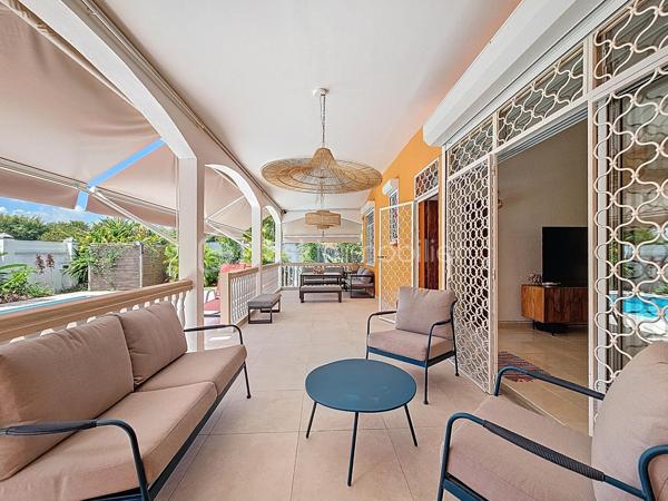 Delphine MIRANDA pour BSK Immobilier 
Saint François , secteur Bois de Vipart, au sein du triangle d'or des axes Sainte Anne / Saint François / Le Moule, je vous propose cette jolie villa rénovée de 136 m2 (surface utile 186,60 avec garage et  atelier) édifiée sur deux niveaux sur une parcelle de 1090 m2, dans un environnement résidentiel au calme.
Entrée par portail motorisé, un garage fermé de 17,50 m2 est à votre disposition pour abriter votre véhicule .
A l'avant de la maison une grande terrasse abritée dotée de stores  propose un coin salon extérieur exposé côté piscine ( de dimension 3,5 x 8,5, filtration au chlore).
Un grand salon séjour climatisé de 52 m2 offre une belle pièce de vie , attenant vous trouverez une cuisine aménagée et équipée avec un grand cellier buanderie et un accès terrasse abritant une pergola bioclimatique pour profiter d'un coin repas avec vue dégagée sur le jardin arrière.
Pour la partie nuit, un dégagement dessert une salle d'eau toilettes, une chambre climatisée avec rangement , une première suite parentale climatisée avec placards  et sa salle de bains / toilettes, et une deuxième grande suite parentale climatisée de 31 m2 avec double dressing et un accès direct sur la galerie arrière de la maison et son jardin. Vous l'avez compris 3 chambres pour 3 salles de bains vous sont proposés.
Une galerie abritée dessert l'arrière de la maison et plusieurs accès au jardin. Ce dernier est entièrement clôturé, entretenu avec soin et paysagé avec de nombreux fruitiers et plantations.
En souplex sous la terrasse un espace de 30 m2 a été aménagé en atelier , eau et électricité sont raccordées, libre à vous d'en changer la destination avec l'aménagement d'un studio ou d'un local / bureau pour une activité libérale .
Ce bien bénéficie également d'un accès indépendant, offrant la possibilité d'exercer l'une de ces activités tout en préservant la tranquillité de sa vie privée.

Forte de ses volumes et de son aménagement , cette maison a encore de nombreux atouts à offrir à savoir : 
- l'installation de panneaux photovoltaïques offrant une autonomie électrique
- une citerne tampon de 3300 litres 
- une citerne enterrée de récupération d'eaux pluviales 10000 litres alimentant  toilettes, lave-linge et jardin.
- une toiture refaite à neuf 
- un assainissement neuf avec conformité (microstation)
- vendue meublée clé en main 

Pour de plus amples informations, échanger sur votre projet , accéder à la vidéo du bien, positionner une visite n'hésitez pas à me contacter , merci de privilégier l'appel ou message par whatSapp.