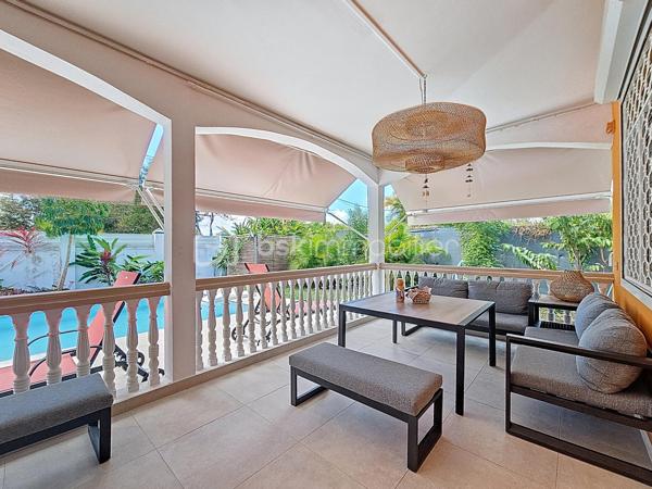 Delphine MIRANDA pour BSK Immobilier 
Saint François , secteur Bois de Vipart, au sein du triangle d'or des axes Sainte Anne / Saint François / Le Moule, je vous propose cette jolie villa rénovée de 136 m2 (surface utile 186,60 avec garage et  atelier) édifiée sur deux niveaux sur une parcelle de 1090 m2, dans un environnement résidentiel au calme.
Entrée par portail motorisé, un garage fermé de 17,50 m2 est à votre disposition pour abriter votre véhicule .
A l'avant de la maison une grande terrasse abritée dotée de stores  propose un coin salon extérieur exposé côté piscine ( de dimension 3,5 x 8,5, filtration au chlore).
Un grand salon séjour climatisé de 52 m2 offre une belle pièce de vie , attenant vous trouverez une cuisine aménagée et équipée avec un grand cellier buanderie et un accès terrasse abritant une pergola bioclimatique pour profiter d'un coin repas avec vue dégagée sur le jardin arrière.
Pour la partie nuit, un dégagement dessert une salle d'eau toilettes, une chambre climatisée avec rangement , une première suite parentale climatisée avec placards  et sa salle de bains / toilettes, et une deuxième grande suite parentale climatisée de 31 m2 avec double dressing et un accès direct sur la galerie arrière de la maison et son jardin. Vous l'avez compris 3 chambres pour 3 salles de bains vous sont proposés.
Une galerie abritée dessert l'arrière de la maison et plusieurs accès au jardin. Ce dernier est entièrement clôturé, entretenu avec soin et paysagé avec de nombreux fruitiers et plantations.
En souplex sous la terrasse un espace de 30 m2 a été aménagé en atelier , eau et électricité sont raccordées, libre à vous d'en changer la destination avec l'aménagement d'un studio ou d'un local / bureau pour une activité libérale .
Ce bien bénéficie également d'un accès indépendant, offrant la possibilité d'exercer l'une de ces activités tout en préservant la tranquillité de sa vie privée.

Forte de ses volumes et de son aménagement , cette maison a encore de nombreux atouts à offrir à savoir : 
- l'installation de panneaux photovoltaïques offrant une autonomie électrique
- une citerne tampon de 3300 litres 
- une citerne enterrée de récupération d'eaux pluviales 10000 litres alimentant  toilettes, lave-linge et jardin.
- une toiture refaite à neuf 
- un assainissement neuf avec conformité (microstation)
- vendue meublée clé en main 

Pour de plus amples informations, échanger sur votre projet , accéder à la vidéo du bien, positionner une visite n'hésitez pas à me contacter , merci de privilégier l'appel ou message par whatSapp.