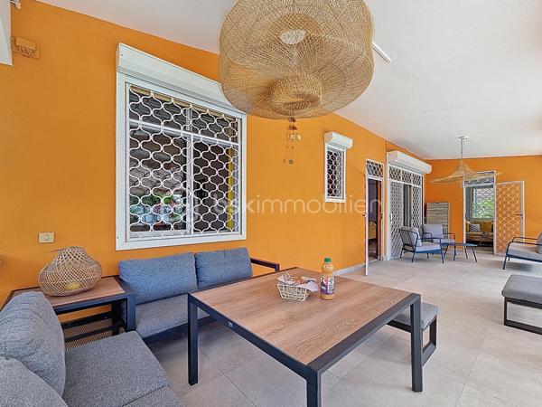 Delphine MIRANDA pour BSK Immobilier 
Saint François , secteur Bois de Vipart, au sein du triangle d'or des axes Sainte Anne / Saint François / Le Moule, je vous propose cette jolie villa rénovée de 136 m2 (surface utile 186,60 avec garage et  atelier) édifiée sur deux niveaux sur une parcelle de 1090 m2, dans un environnement résidentiel au calme.
Entrée par portail motorisé, un garage fermé de 17,50 m2 est à votre disposition pour abriter votre véhicule .
A l'avant de la maison une grande terrasse abritée dotée de stores  propose un coin salon extérieur exposé côté piscine ( de dimension 3,5 x 8,5, filtration au chlore).
Un grand salon séjour climatisé de 52 m2 offre une belle pièce de vie , attenant vous trouverez une cuisine aménagée et équipée avec un grand cellier buanderie et un accès terrasse abritant une pergola bioclimatique pour profiter d'un coin repas avec vue dégagée sur le jardin arrière.
Pour la partie nuit, un dégagement dessert une salle d'eau toilettes, une chambre climatisée avec rangement , une première suite parentale climatisée avec placards  et sa salle de bains / toilettes, et une deuxième grande suite parentale climatisée de 31 m2 avec double dressing et un accès direct sur la galerie arrière de la maison et son jardin. Vous l'avez compris 3 chambres pour 3 salles de bains vous sont proposés.
Une galerie abritée dessert l'arrière de la maison et plusieurs accès au jardin. Ce dernier est entièrement clôturé, entretenu avec soin et paysagé avec de nombreux fruitiers et plantations.
En souplex sous la terrasse un espace de 30 m2 a été aménagé en atelier , eau et électricité sont raccordées, libre à vous d'en changer la destination avec l'aménagement d'un studio ou d'un local / bureau pour une activité libérale .
Ce bien bénéficie également d'un accès indépendant, offrant la possibilité d'exercer l'une de ces activités tout en préservant la tranquillité de sa vie privée.

Forte de ses volumes et de son aménagement , cette maison a encore de nombreux atouts à offrir à savoir : 
- l'installation de panneaux photovoltaïques offrant une autonomie électrique
- une citerne tampon de 3300 litres 
- une citerne enterrée de récupération d'eaux pluviales 10000 litres alimentant  toilettes, lave-linge et jardin.
- une toiture refaite à neuf 
- un assainissement neuf avec conformité (microstation)
- vendue meublée clé en main 

Pour de plus amples informations, échanger sur votre projet , accéder à la vidéo du bien, positionner une visite n'hésitez pas à me contacter , merci de privilégier l'appel ou message par whatSapp.