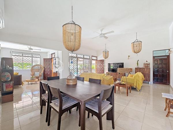 Delphine MIRANDA pour BSK Immobilier 
Saint François , secteur Bois de Vipart, au sein du triangle d'or des axes Sainte Anne / Saint François / Le Moule, je vous propose cette jolie villa rénovée de 136 m2 (surface utile 186,60 avec garage et  atelier) édifiée sur deux niveaux sur une parcelle de 1090 m2, dans un environnement résidentiel au calme.
Entrée par portail motorisé, un garage fermé de 17,50 m2 est à votre disposition pour abriter votre véhicule .
A l'avant de la maison une grande terrasse abritée dotée de stores  propose un coin salon extérieur exposé côté piscine ( de dimension 3,5 x 8,5, filtration au chlore).
Un grand salon séjour climatisé de 52 m2 offre une belle pièce de vie , attenant vous trouverez une cuisine aménagée et équipée avec un grand cellier buanderie et un accès terrasse abritant une pergola bioclimatique pour profiter d'un coin repas avec vue dégagée sur le jardin arrière.
Pour la partie nuit, un dégagement dessert une salle d'eau toilettes, une chambre climatisée avec rangement , une première suite parentale climatisée avec placards  et sa salle de bains / toilettes, et une deuxième grande suite parentale climatisée de 31 m2 avec double dressing et un accès direct sur la galerie arrière de la maison et son jardin. Vous l'avez compris 3 chambres pour 3 salles de bains vous sont proposés.
Une galerie abritée dessert l'arrière de la maison et plusieurs accès au jardin. Ce dernier est entièrement clôturé, entretenu avec soin et paysagé avec de nombreux fruitiers et plantations.
En souplex sous la terrasse un espace de 30 m2 a été aménagé en atelier , eau et électricité sont raccordées, libre à vous d'en changer la destination avec l'aménagement d'un studio ou d'un local / bureau pour une activité libérale .
Ce bien bénéficie également d'un accès indépendant, offrant la possibilité d'exercer l'une de ces activités tout en préservant la tranquillité de sa vie privée.

Forte de ses volumes et de son aménagement , cette maison a encore de nombreux atouts à offrir à savoir : 
- l'installation de panneaux photovoltaïques offrant une autonomie électrique
- une citerne tampon de 3300 litres 
- une citerne enterrée de récupération d'eaux pluviales 10000 litres alimentant  toilettes, lave-linge et jardin.
- une toiture refaite à neuf 
- un assainissement neuf avec conformité (microstation)
- vendue meublée clé en main 

Pour de plus amples informations, échanger sur votre projet , accéder à la vidéo du bien, positionner une visite n'hésitez pas à me contacter , merci de privilégier l'appel ou message par whatSapp.