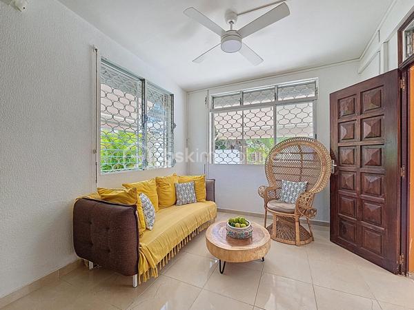 Delphine MIRANDA pour BSK Immobilier 
Saint François , secteur Bois de Vipart, au sein du triangle d'or des axes Sainte Anne / Saint François / Le Moule, je vous propose cette jolie villa rénovée de 136 m2 (surface utile 186,60 avec garage et  atelier) édifiée sur deux niveaux sur une parcelle de 1090 m2, dans un environnement résidentiel au calme.
Entrée par portail motorisé, un garage fermé de 17,50 m2 est à votre disposition pour abriter votre véhicule .
A l'avant de la maison une grande terrasse abritée dotée de stores  propose un coin salon extérieur exposé côté piscine ( de dimension 3,5 x 8,5, filtration au chlore).
Un grand salon séjour climatisé de 52 m2 offre une belle pièce de vie , attenant vous trouverez une cuisine aménagée et équipée avec un grand cellier buanderie et un accès terrasse abritant une pergola bioclimatique pour profiter d'un coin repas avec vue dégagée sur le jardin arrière.
Pour la partie nuit, un dégagement dessert une salle d'eau toilettes, une chambre climatisée avec rangement , une première suite parentale climatisée avec placards  et sa salle de bains / toilettes, et une deuxième grande suite parentale climatisée de 31 m2 avec double dressing et un accès direct sur la galerie arrière de la maison et son jardin. Vous l'avez compris 3 chambres pour 3 salles de bains vous sont proposés.
Une galerie abritée dessert l'arrière de la maison et plusieurs accès au jardin. Ce dernier est entièrement clôturé, entretenu avec soin et paysagé avec de nombreux fruitiers et plantations.
En souplex sous la terrasse un espace de 30 m2 a été aménagé en atelier , eau et électricité sont raccordées, libre à vous d'en changer la destination avec l'aménagement d'un studio ou d'un local / bureau pour une activité libérale .
Ce bien bénéficie également d'un accès indépendant, offrant la possibilité d'exercer l'une de ces activités tout en préservant la tranquillité de sa vie privée.

Forte de ses volumes et de son aménagement , cette maison a encore de nombreux atouts à offrir à savoir : 
- l'installation de panneaux photovoltaïques offrant une autonomie électrique
- une citerne tampon de 3300 litres 
- une citerne enterrée de récupération d'eaux pluviales 10000 litres alimentant  toilettes, lave-linge et jardin.
- une toiture refaite à neuf 
- un assainissement neuf avec conformité (microstation)
- vendue meublée clé en main 

Pour de plus amples informations, échanger sur votre projet , accéder à la vidéo du bien, positionner une visite n'hésitez pas à me contacter , merci de privilégier l'appel ou message par whatSapp.