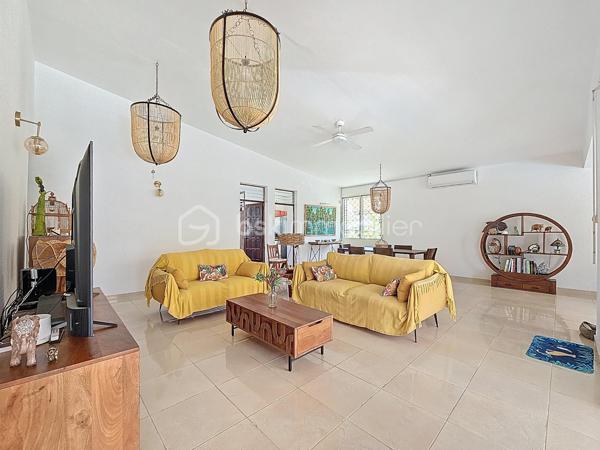 Delphine MIRANDA pour BSK Immobilier 
Saint François , secteur Bois de Vipart, au sein du triangle d'or des axes Sainte Anne / Saint François / Le Moule, je vous propose cette jolie villa rénovée de 136 m2 (surface utile 186,60 avec garage et  atelier) édifiée sur deux niveaux sur une parcelle de 1090 m2, dans un environnement résidentiel au calme.
Entrée par portail motorisé, un garage fermé de 17,50 m2 est à votre disposition pour abriter votre véhicule .
A l'avant de la maison une grande terrasse abritée dotée de stores  propose un coin salon extérieur exposé côté piscine ( de dimension 3,5 x 8,5, filtration au chlore).
Un grand salon séjour climatisé de 52 m2 offre une belle pièce de vie , attenant vous trouverez une cuisine aménagée et équipée avec un grand cellier buanderie et un accès terrasse abritant une pergola bioclimatique pour profiter d'un coin repas avec vue dégagée sur le jardin arrière.
Pour la partie nuit, un dégagement dessert une salle d'eau toilettes, une chambre climatisée avec rangement , une première suite parentale climatisée avec placards  et sa salle de bains / toilettes, et une deuxième grande suite parentale climatisée de 31 m2 avec double dressing et un accès direct sur la galerie arrière de la maison et son jardin. Vous l'avez compris 3 chambres pour 3 salles de bains vous sont proposés.
Une galerie abritée dessert l'arrière de la maison et plusieurs accès au jardin. Ce dernier est entièrement clôturé, entretenu avec soin et paysagé avec de nombreux fruitiers et plantations.
En souplex sous la terrasse un espace de 30 m2 a été aménagé en atelier , eau et électricité sont raccordées, libre à vous d'en changer la destination avec l'aménagement d'un studio ou d'un local / bureau pour une activité libérale .
Ce bien bénéficie également d'un accès indépendant, offrant la possibilité d'exercer l'une de ces activités tout en préservant la tranquillité de sa vie privée.

Forte de ses volumes et de son aménagement , cette maison a encore de nombreux atouts à offrir à savoir : 
- l'installation de panneaux photovoltaïques offrant une autonomie électrique
- une citerne tampon de 3300 litres 
- une citerne enterrée de récupération d'eaux pluviales 10000 litres alimentant  toilettes, lave-linge et jardin.
- une toiture refaite à neuf 
- un assainissement neuf avec conformité (microstation)
- vendue meublée clé en main 

Pour de plus amples informations, échanger sur votre projet , accéder à la vidéo du bien, positionner une visite n'hésitez pas à me contacter , merci de privilégier l'appel ou message par whatSapp.