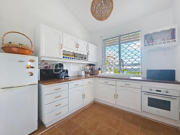 Delphine MIRANDA pour BSK Immobilier 
Saint François , secteur Bois de Vipart, au sein du triangle d'or des axes Sainte Anne / Saint François / Le Moule, je vous propose cette jolie villa rénovée de 136 m2 (surface utile 186,60 avec garage et  atelier) édifiée sur deux niveaux sur une parcelle de 1090 m2, dans un environnement résidentiel au calme.
Entrée par portail motorisé, un garage fermé de 17,50 m2 est à votre disposition pour abriter votre véhicule .
A l'avant de la maison une grande terrasse abritée dotée de stores  propose un coin salon extérieur exposé côté piscine ( de dimension 3,5 x 8,5, filtration au chlore).
Un grand salon séjour climatisé de 52 m2 offre une belle pièce de vie , attenant vous trouverez une cuisine aménagée et équipée avec un grand cellier buanderie et un accès terrasse abritant une pergola bioclimatique pour profiter d'un coin repas avec vue dégagée sur le jardin arrière.
Pour la partie nuit, un dégagement dessert une salle d'eau toilettes, une chambre climatisée avec rangement , une première suite parentale climatisée avec placards  et sa salle de bains / toilettes, et une deuxième grande suite parentale climatisée de 31 m2 avec double dressing et un accès direct sur la galerie arrière de la maison et son jardin. Vous l'avez compris 3 chambres pour 3 salles de bains vous sont proposés.
Une galerie abritée dessert l'arrière de la maison et plusieurs accès au jardin. Ce dernier est entièrement clôturé, entretenu avec soin et paysagé avec de nombreux fruitiers et plantations.
En souplex sous la terrasse un espace de 30 m2 a été aménagé en atelier , eau et électricité sont raccordées, libre à vous d'en changer la destination avec l'aménagement d'un studio ou d'un local / bureau pour une activité libérale .
Ce bien bénéficie également d'un accès indépendant, offrant la possibilité d'exercer l'une de ces activités tout en préservant la tranquillité de sa vie privée.

Forte de ses volumes et de son aménagement , cette maison a encore de nombreux atouts à offrir à savoir : 
- l'installation de panneaux photovoltaïques offrant une autonomie électrique
- une citerne tampon de 3300 litres 
- une citerne enterrée de récupération d'eaux pluviales 10000 litres alimentant  toilettes, lave-linge et jardin.
- une toiture refaite à neuf 
- un assainissement neuf avec conformité (microstation)
- vendue meublée clé en main 

Pour de plus amples informations, échanger sur votre projet , accéder à la vidéo du bien, positionner une visite n'hésitez pas à me contacter , merci de privilégier l'appel ou message par whatSapp.