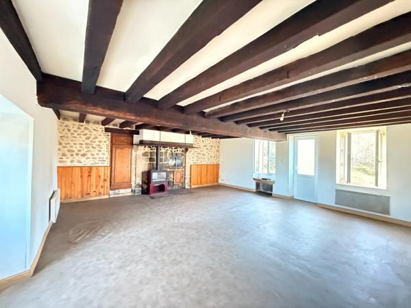 EN EXCLUSIVITE Maison en pierre de 113m² avec grange sur 2,4ha de terrain 128 000 €