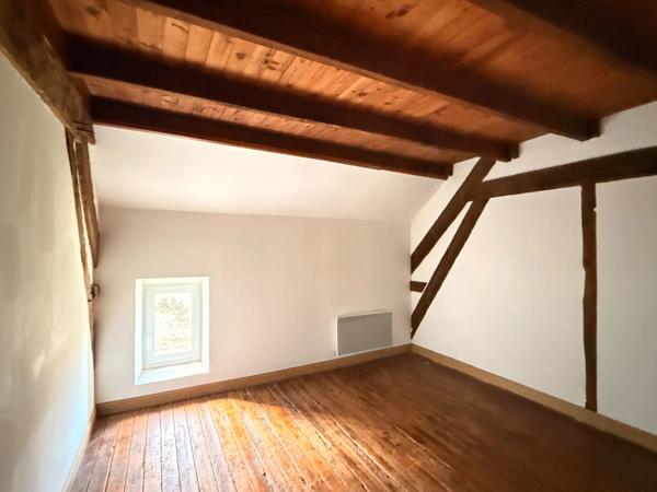 EN EXCLUSIVITE Maison en pierre de 113m² avec grange sur 2,4ha de terrain 128 000 €