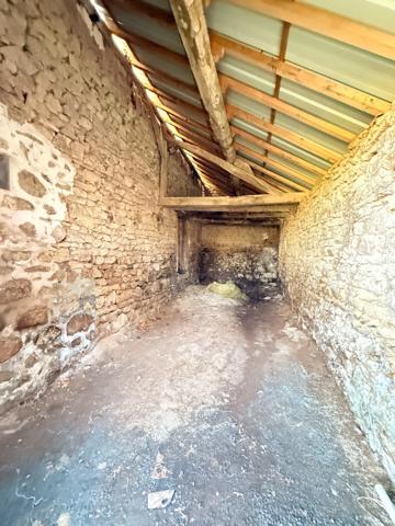EN EXCLUSIVITE Maison en pierre de 113m² avec grange sur 2,4ha de terrain 128 000 €
