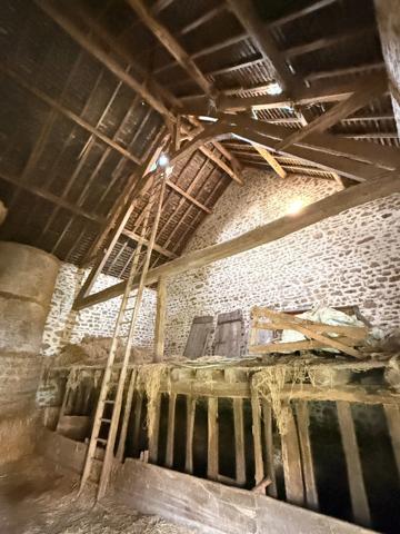 EN EXCLUSIVITE Maison en pierre de 113m² avec grange sur 2,4ha de terrain 128 000 €