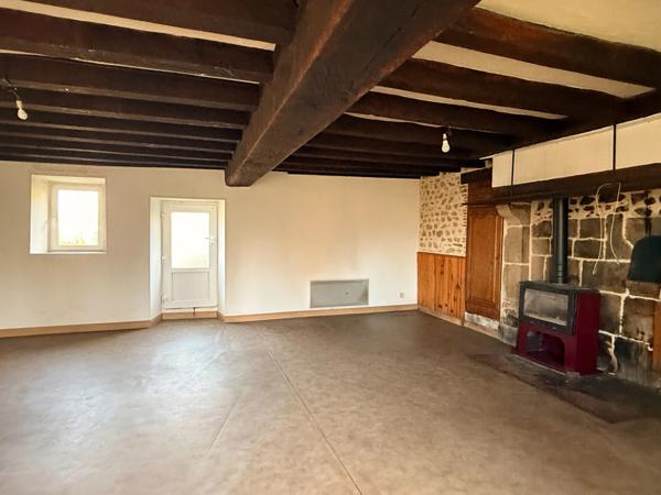 EN EXCLUSIVITE Maison en pierre de 113m² avec grange sur 2,4ha de terrain 128 000 €