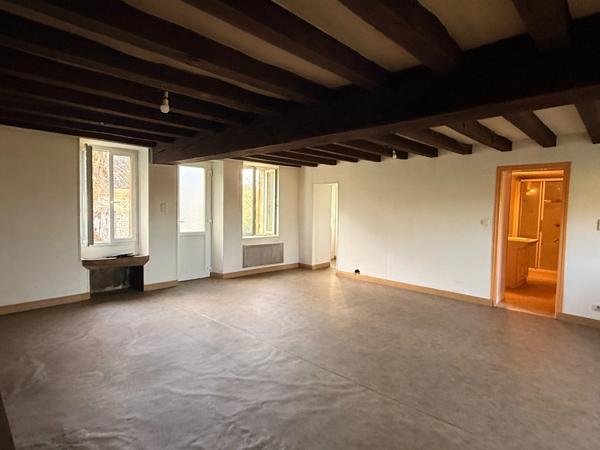 EN EXCLUSIVITE Maison en pierre de 113m² avec grange sur 2,4ha de terrain 128 000 €