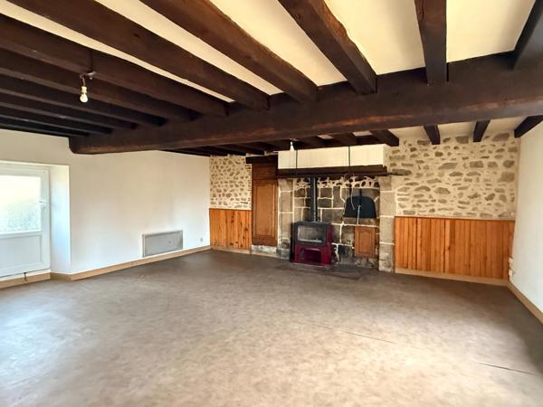 EN EXCLUSIVITE Maison en pierre de 113m² avec grange sur 2,4ha de terrain 128 000 €