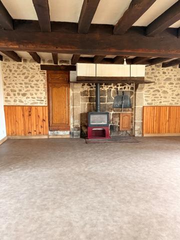 EN EXCLUSIVITE Maison en pierre de 113m² avec grange sur 2,4ha de terrain 128 000 €