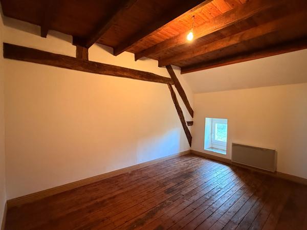 EN EXCLUSIVITE Maison en pierre de 113m² avec grange sur 2,4ha de terrain 128 000 €