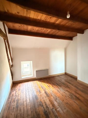 EN EXCLUSIVITE Maison en pierre de 113m² avec grange sur 2,4ha de terrain 128 000 €