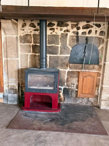 EN EXCLUSIVITE Maison en pierre de 113m² avec grange sur 2,4ha de terrain 128 000 €