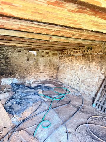 EN EXCLUSIVITE Maison en pierre de 113m² avec grange sur 2,4ha de terrain 128 000 €