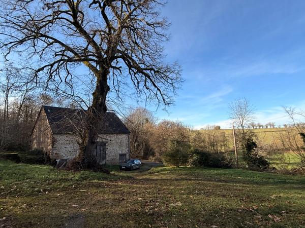 EN EXCLUSIVITE Maison en pierre de 113m² avec grange sur 2,4ha de terrain 128 000 €