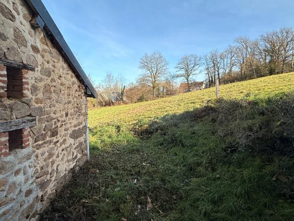 EN EXCLUSIVITE Maison en pierre de 113m² avec grange sur 2,4ha de terrain 128 000 €