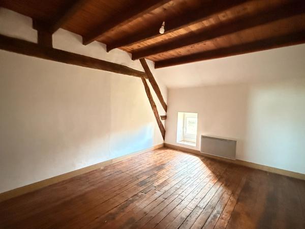 EN EXCLUSIVITE Maison en pierre de 113m² avec grange sur 2,4ha de terrain 128 000 €