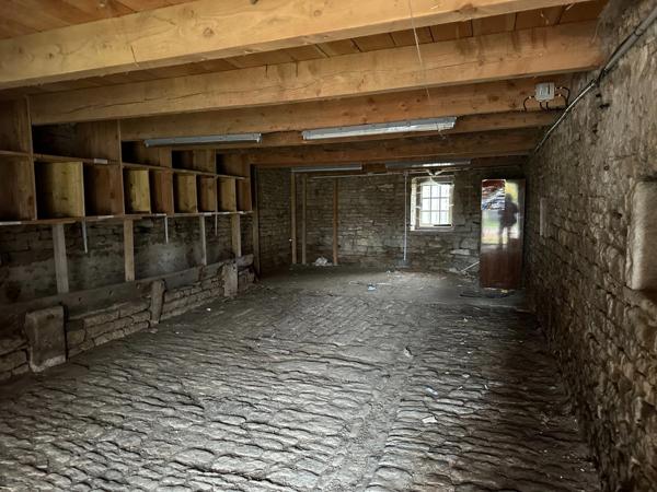 Grange avec grand jardin constructible proche de POUILLY EN AUXOIS (21)
