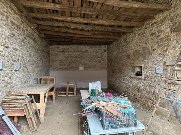Grange avec grand jardin constructible proche de POUILLY EN AUXOIS (21)