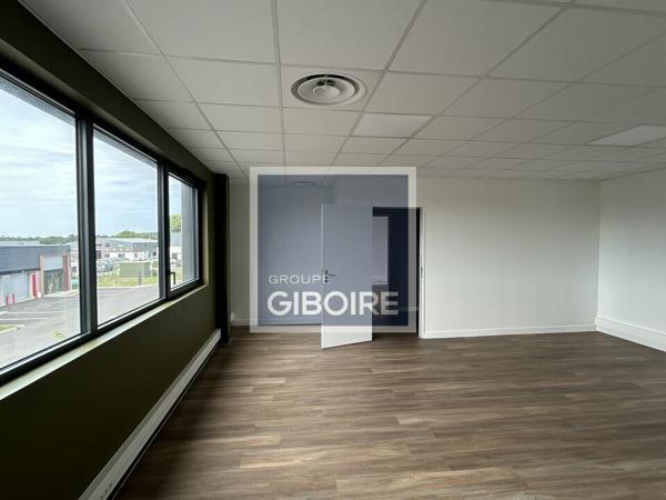 Local d'activites 1100 m² à louer MORDELLES (réf : 35.7186)