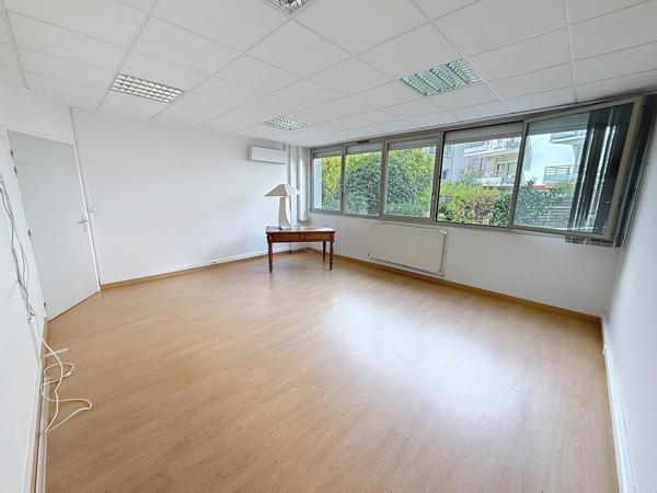 134 m² de bureaux lumineux avec ascenseur, accès PMR, au centre de Voiron