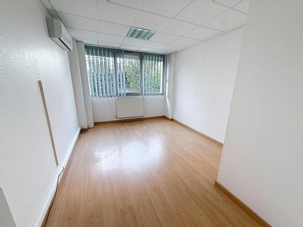 134 m² de bureaux lumineux avec ascenseur, accès PMR, au centre de Voiron
