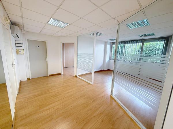 134 m² de bureaux lumineux avec ascenseur, accès PMR, au centre de Voiron