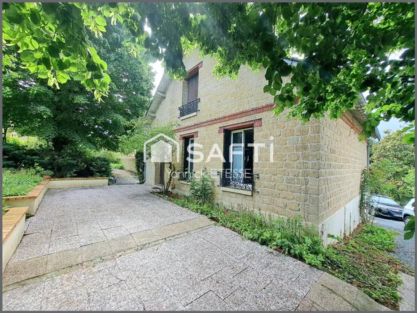 Maison 4 chambres, séjour-salon 40 m2, deux salles de bains, 131 m2 au sol, sous-sol total.
