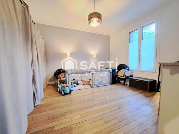 Maison 4 chambres, séjour-salon 40 m2, deux salles de bains, 131 m2 au sol, sous-sol total.