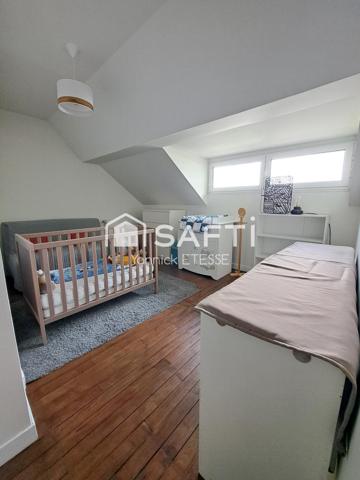 Maison 4 chambres, séjour-salon 40 m2, deux salles de bains, 131 m2 au sol, sous-sol total.